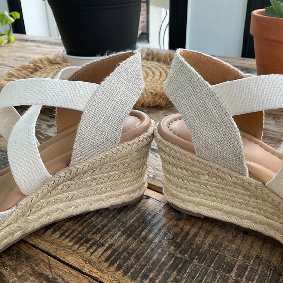 New Easy Spirit beige shoes,8 1/2. - Picture 4 of 11